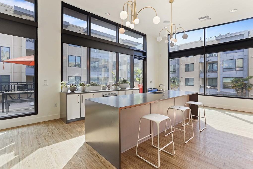 One Hundred Grand - Photo 7 of 50