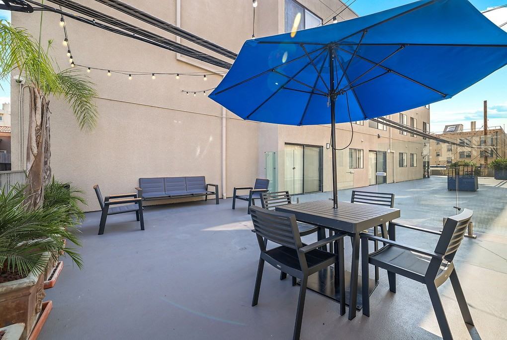 Regency Palm Court - Photo 5 of 18