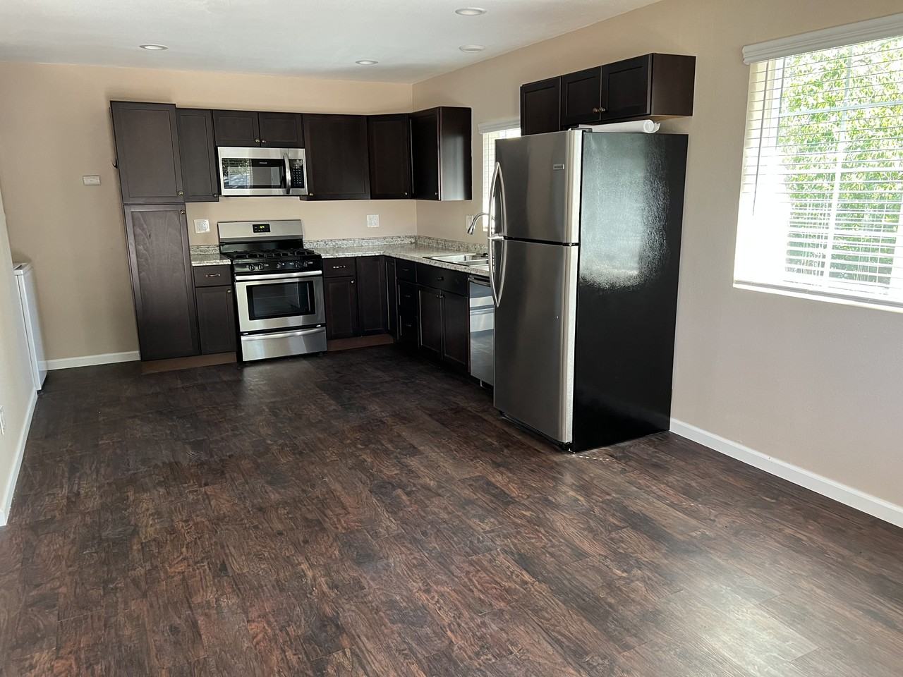 1440 Bassett Dr - Photo 3 of 8