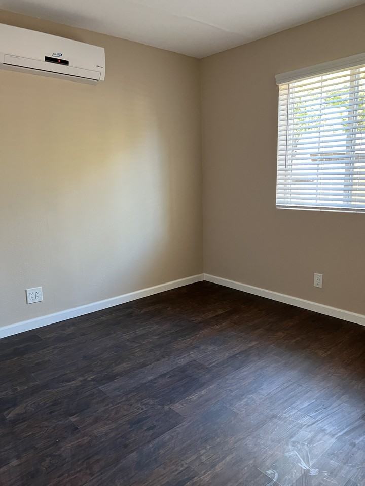 1440 Bassett Dr - Photo 4 of 8