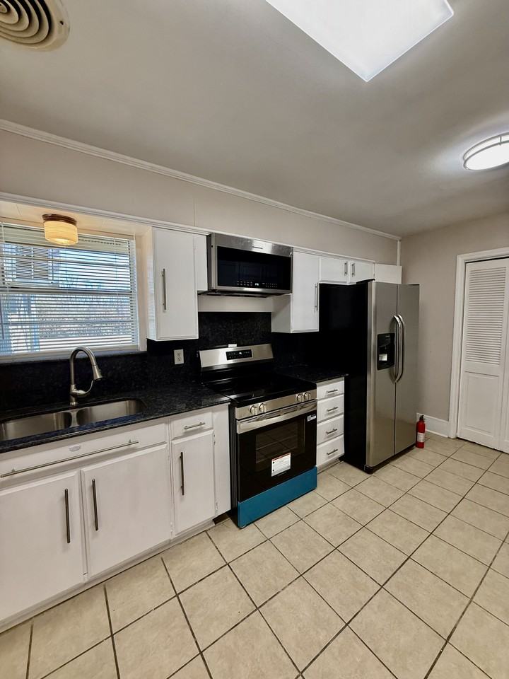 2946 Madeira Dr #NA - Photo 2 of 15