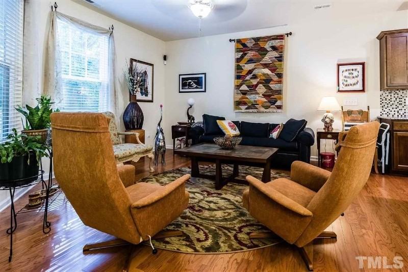 922 Saratoga Dr - Photo 4 of 22