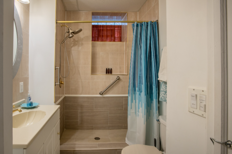 445 E Bowen Ave - Photo 2 of 9