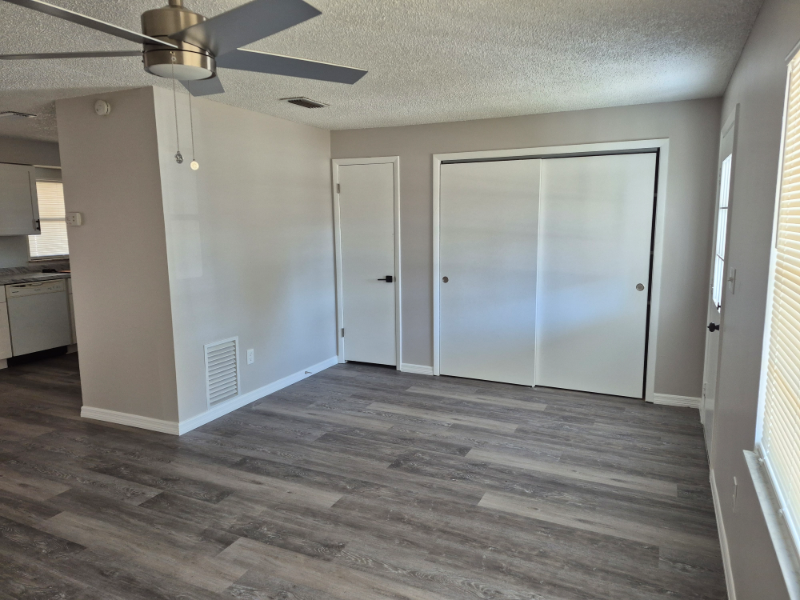 2131 W Greenway Pl - Photo 4 of 20