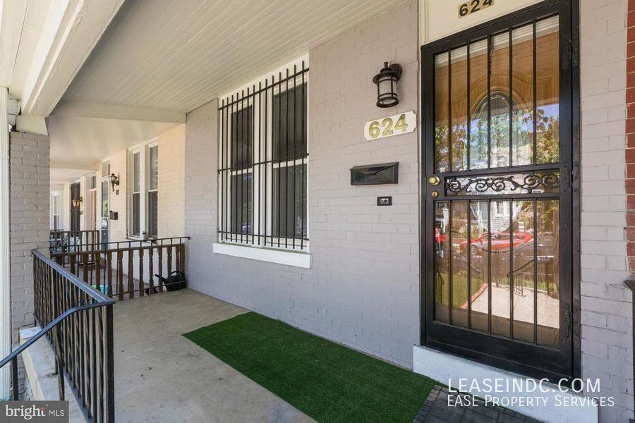 624 Irving St Nw - Photo 2 of 33