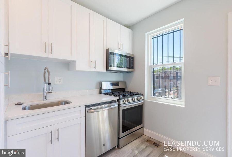 624 Irving St Nw - Photo 7 of 33