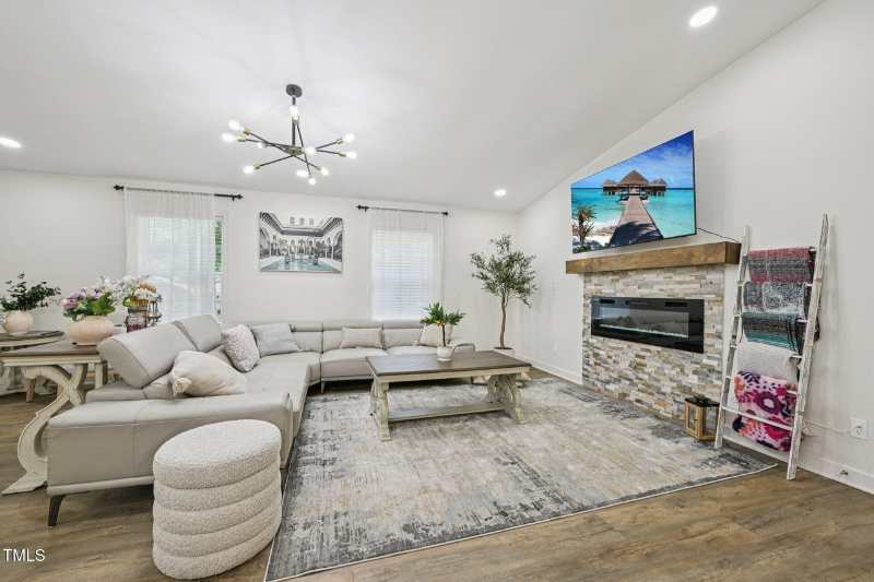 1104 Suterland Rd - Photo 2 of 19