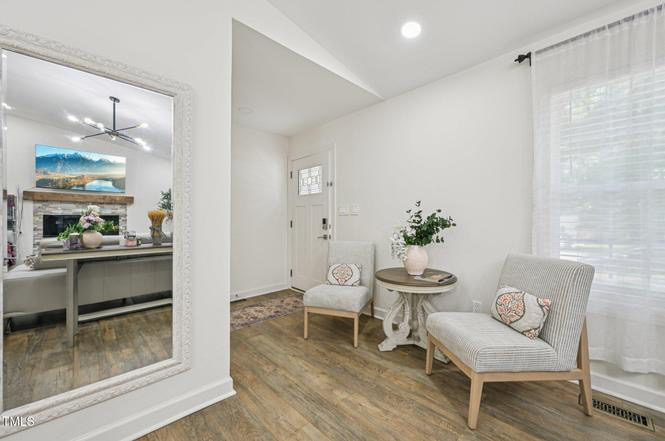 1104 Suterland Rd - Photo 3 of 19