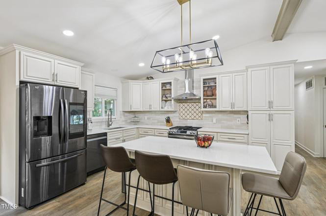 1104 Suterland Rd - Photo 5 of 19