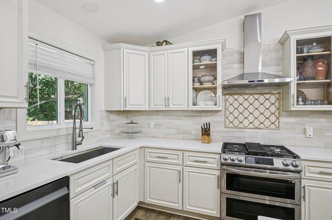 1104 Suterland Rd - Photo 7 of 19