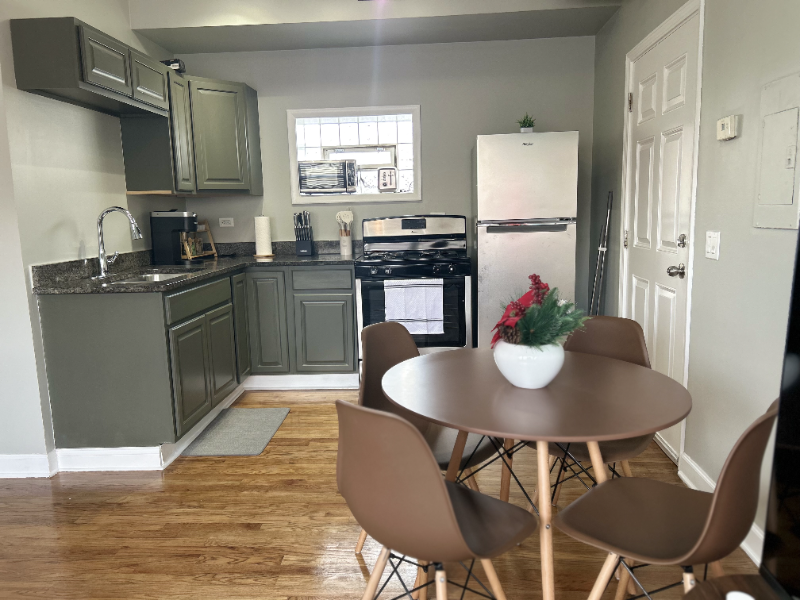 3034 W Montrose Ave #2 - Photo 2 of 9