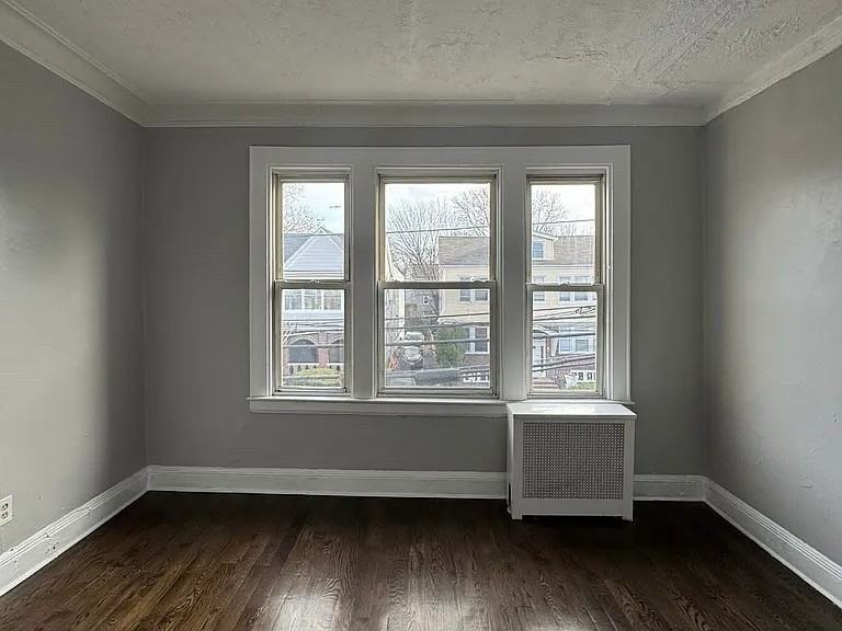 416-418 Leslie St - Photo 2 of 10