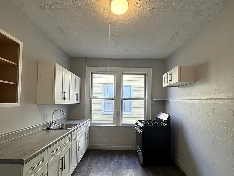 416-418 Leslie St - Photo 5 of 10