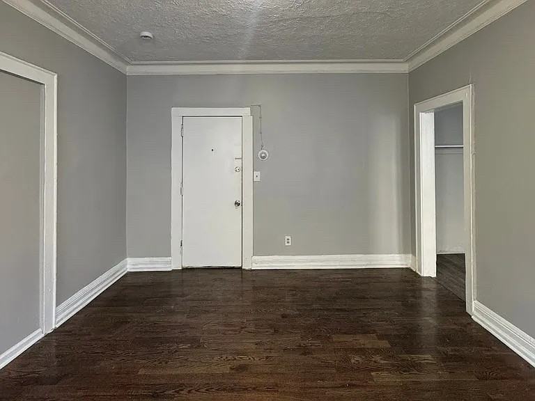 416-418 Leslie St - Photo 6 of 10