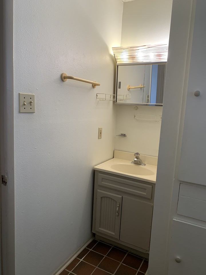 1326 S Saint Marys St #6 - Photo 7 of 15