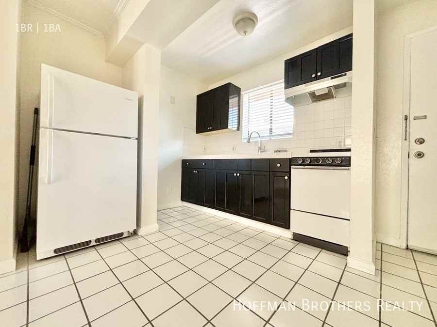 1816 N Gramercy Pl #302 - Photo 2 of 8