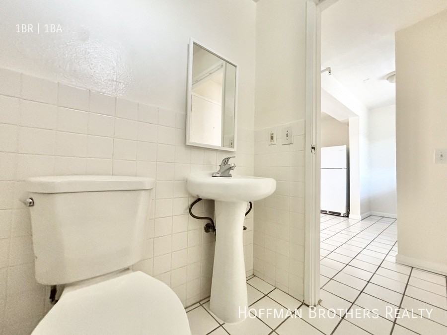 1816 N Gramercy Pl #302 - Photo 7 of 8