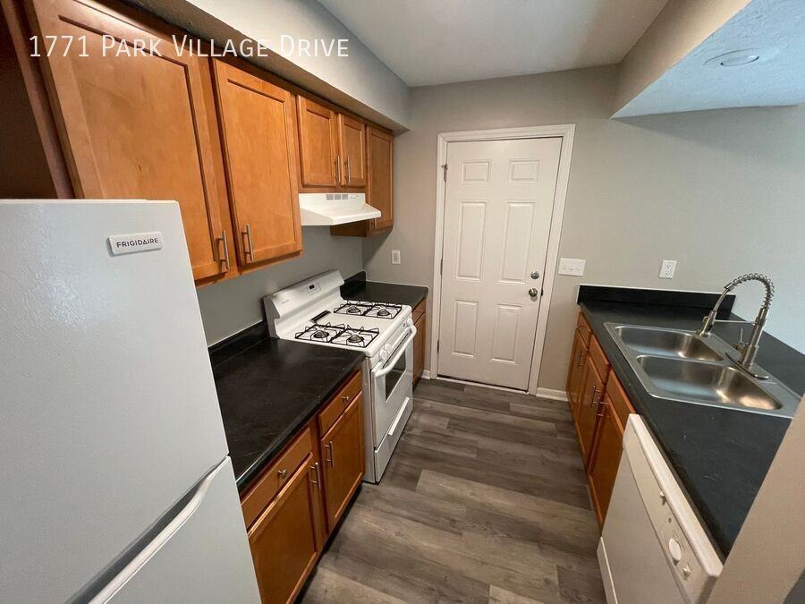 1771 Park Village Dr - Photo 4 of 30