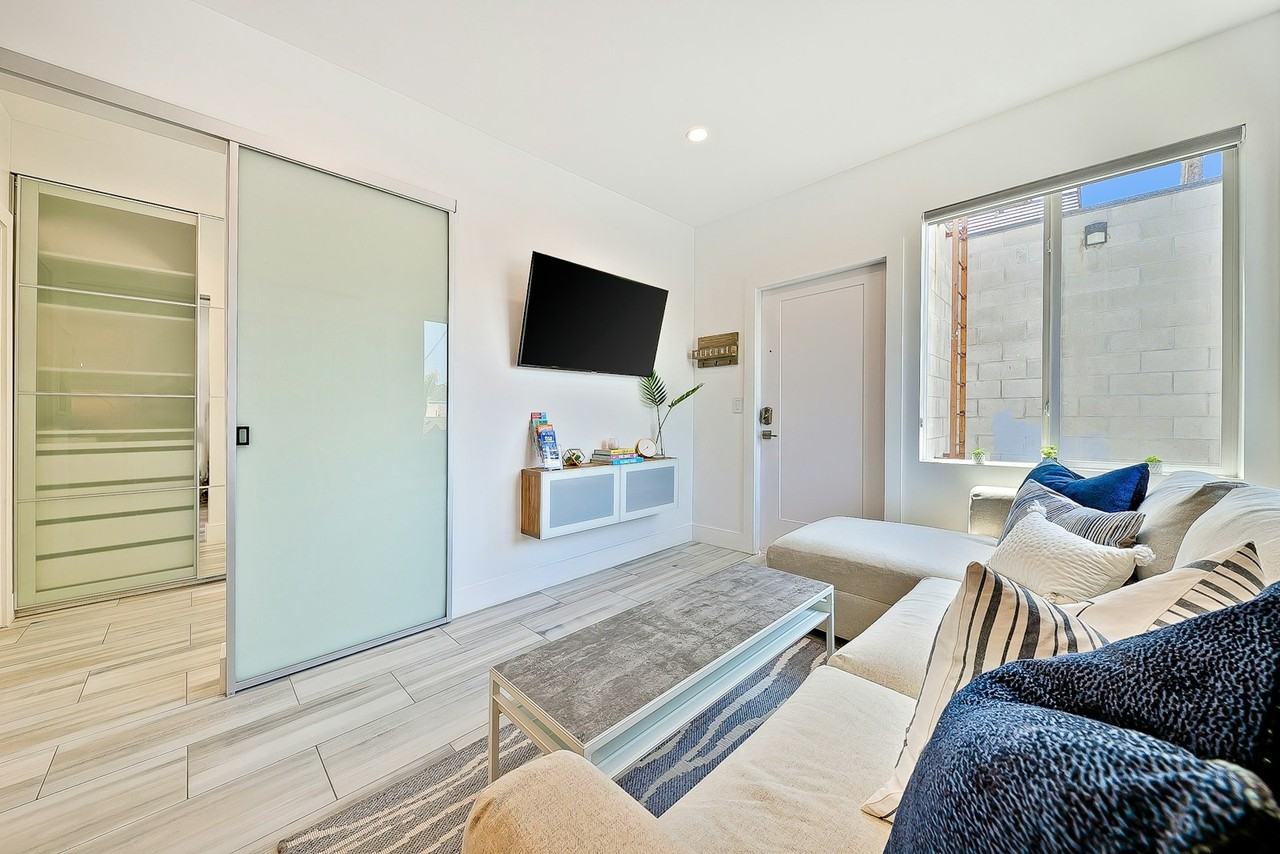 732 Ventura Place, Unit 4 - Photo 3 of 19