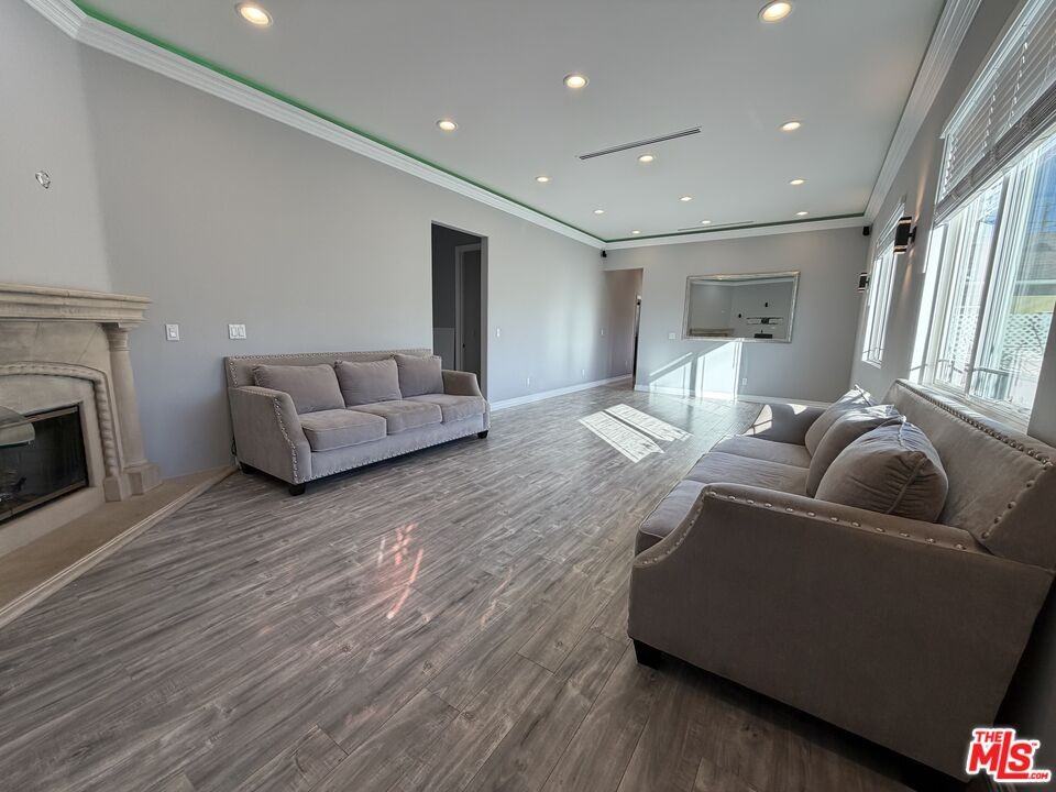 10006 Samoa Ave #10006 - Photo 5 of 34