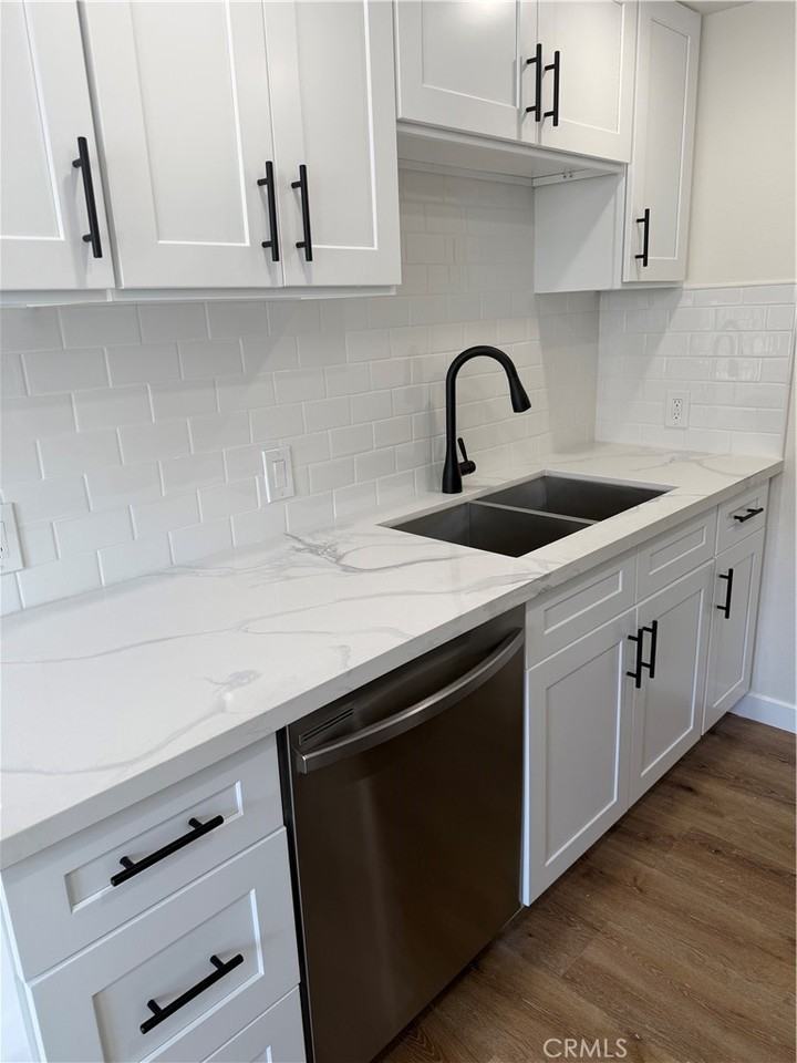 1155 W 11th St #1155-9 - Photo 3 of 14