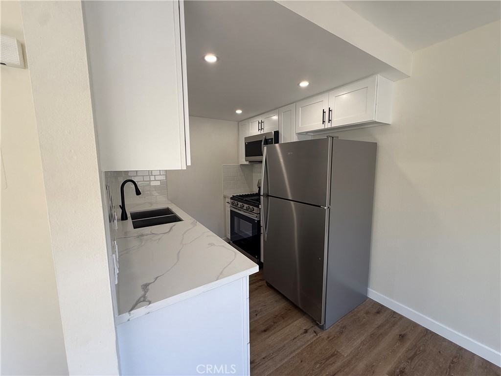 1155 W 11th St #1155-9 - Photo 7 of 14