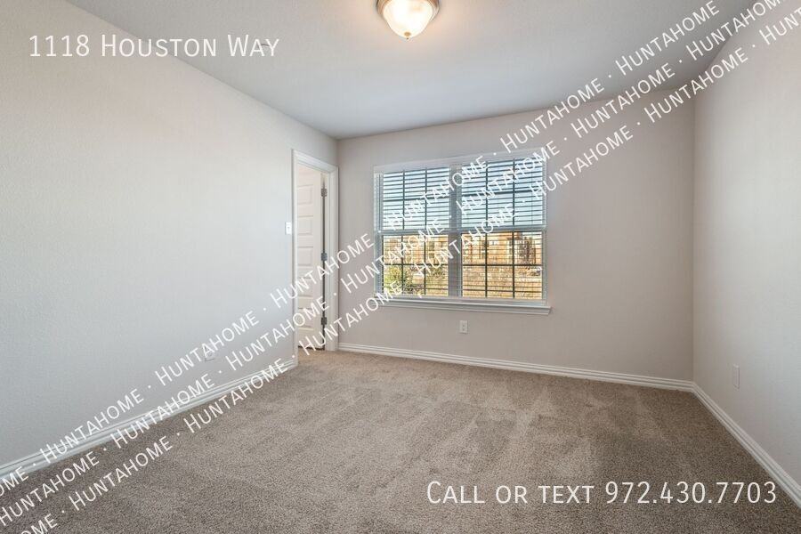 1118 Houston Way - Photo 6 of 12