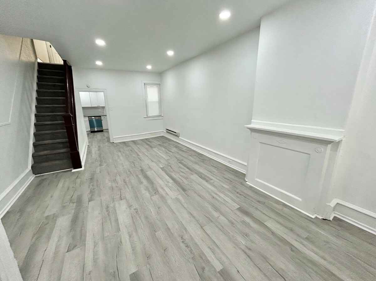 2554 N Sartain St - Photo 3 of 8