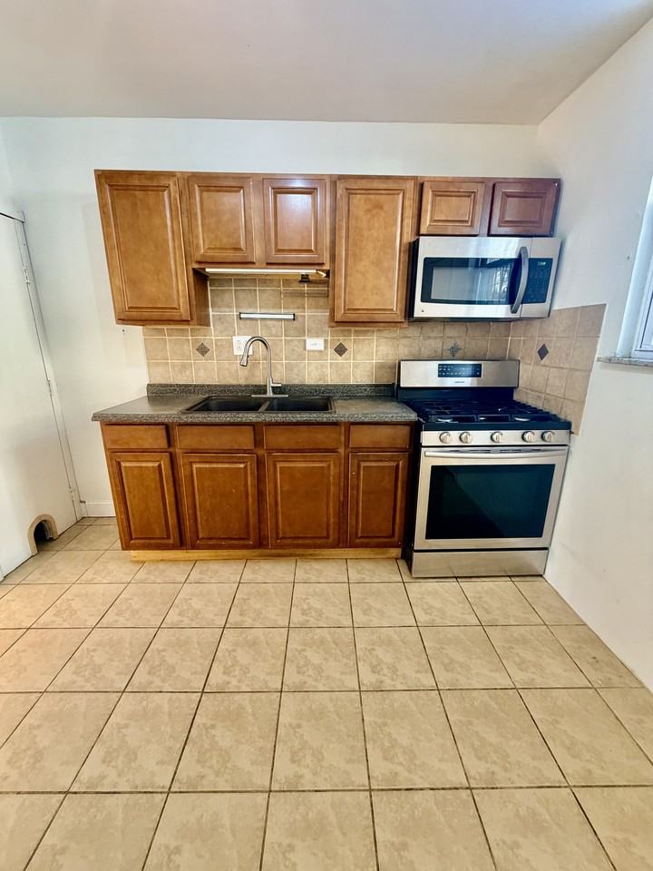 1825 Dudley St - Photo 2 of 24