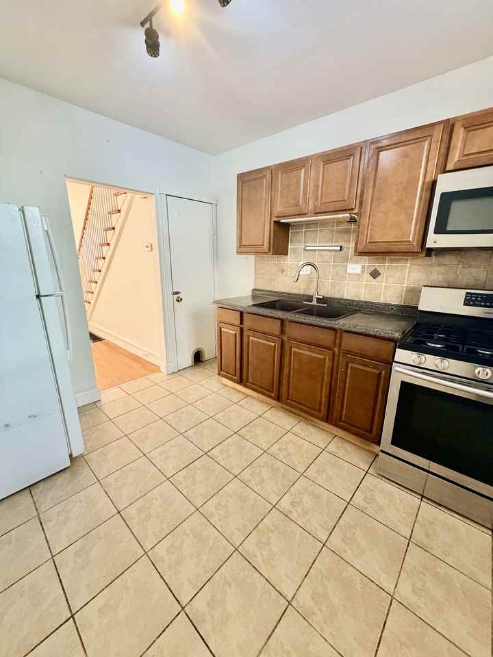 1825 Dudley St - Photo 3 of 24