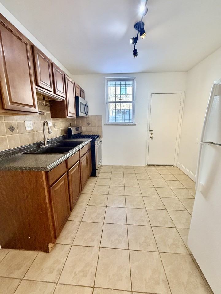 1825 Dudley St - Photo 4 of 24