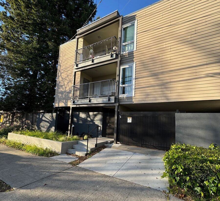 2221 Parker St - Photo 7 of 10