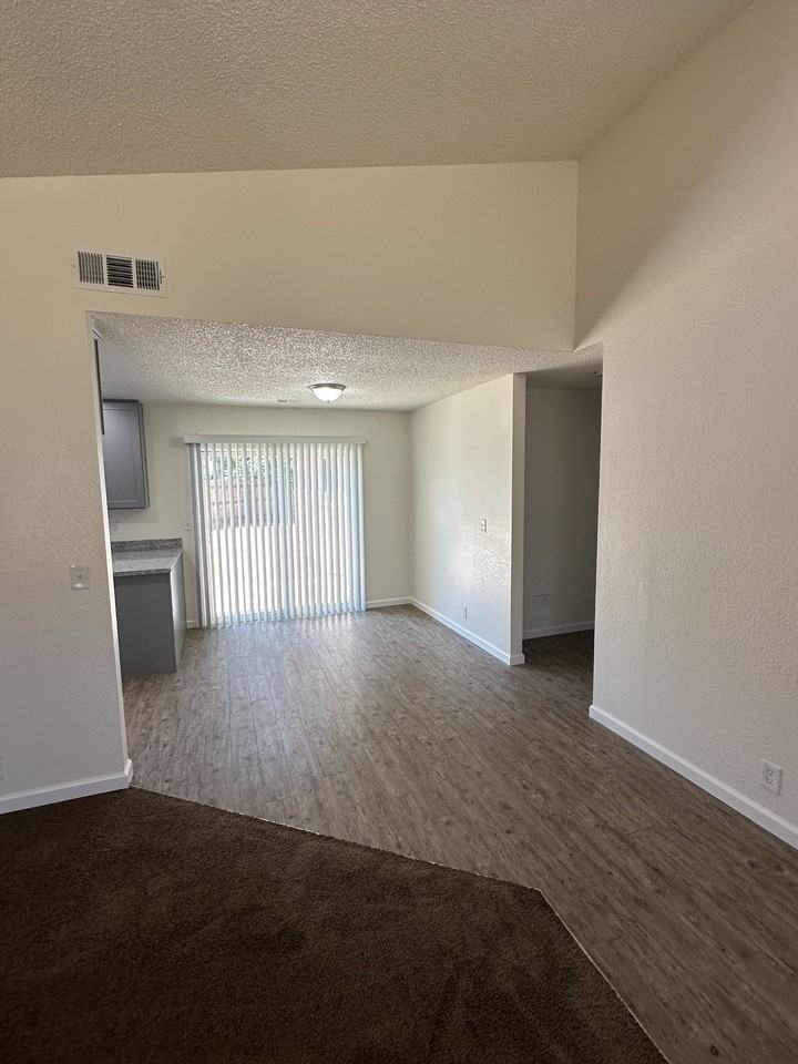 1107 E Sunnyview Ave #1 - Photo 4 of 15