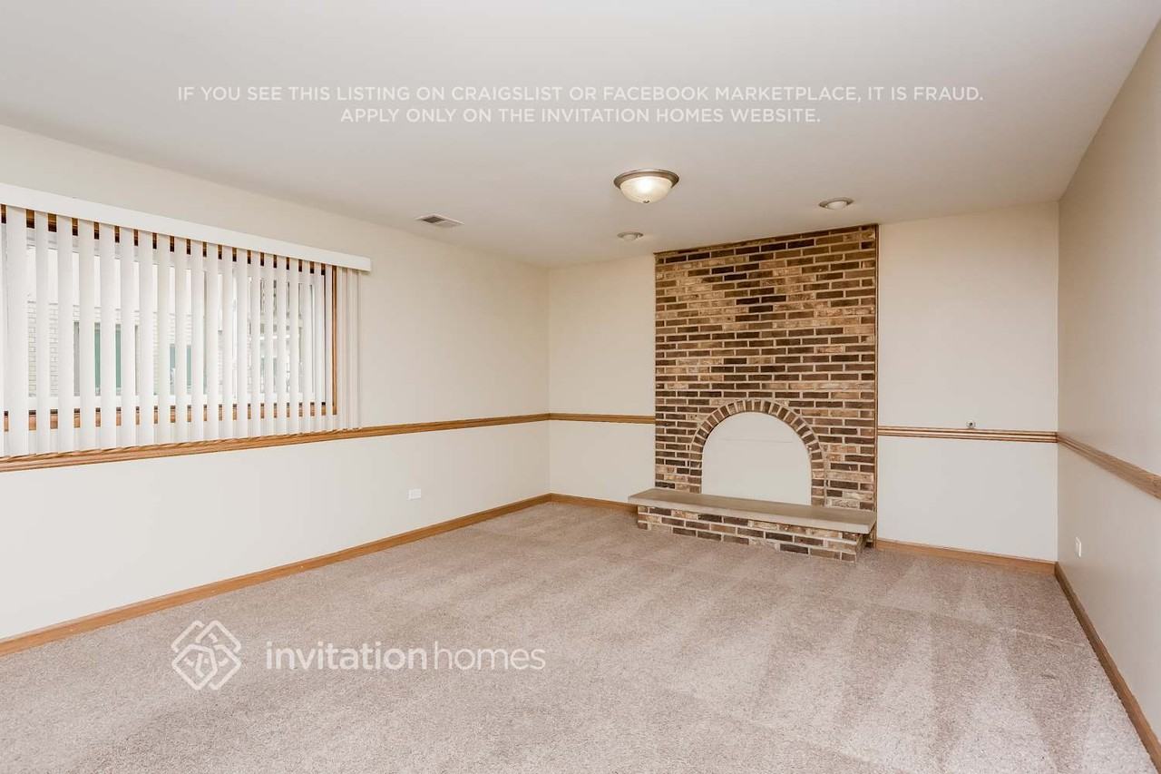 8308 S 77th Ct - Photo 4 of 20