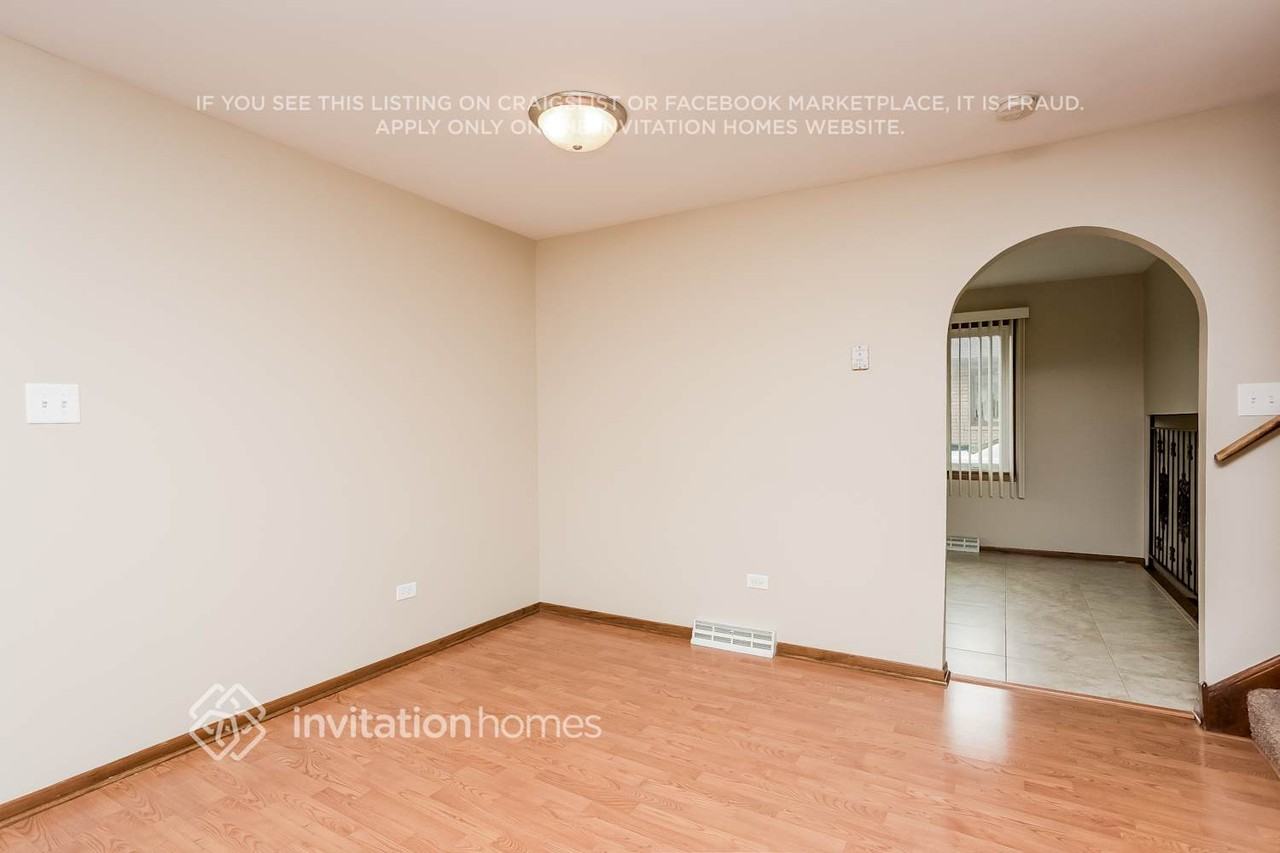 8308 S 77th Ct - Photo 6 of 20