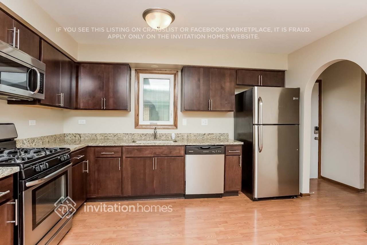 8308 S 77th Ct - Photo 7 of 20