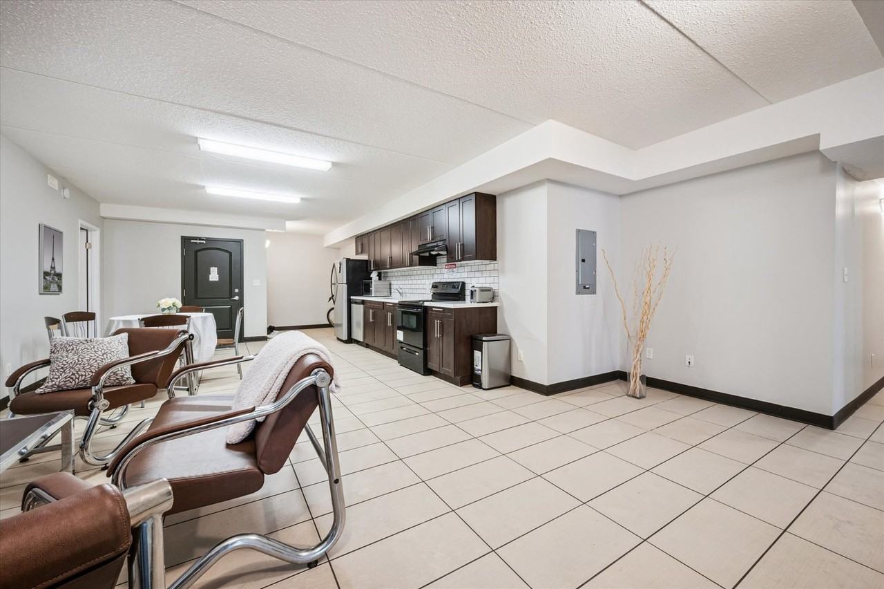 110 University Ave W - Photo 3 of 12