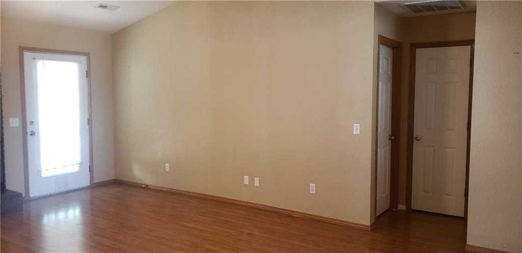 1301 Se 21st St - Photo 3 of 8