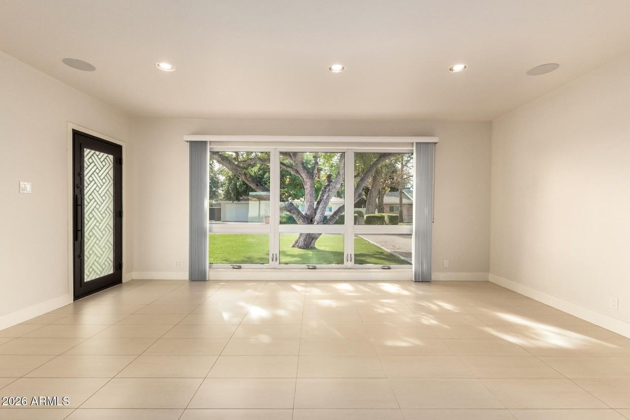 1942 E Marshall Ave - Photo 5 of 46