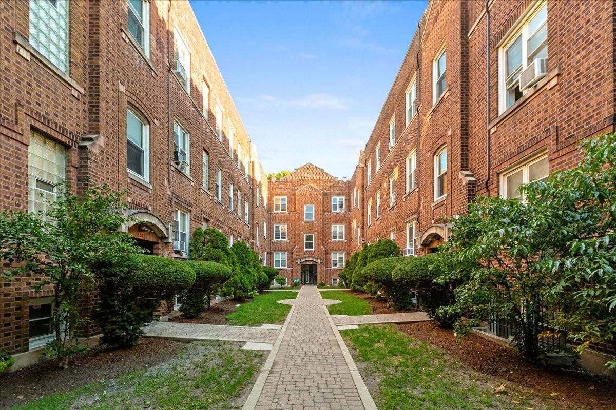 656 W Oakdale Ave #2B