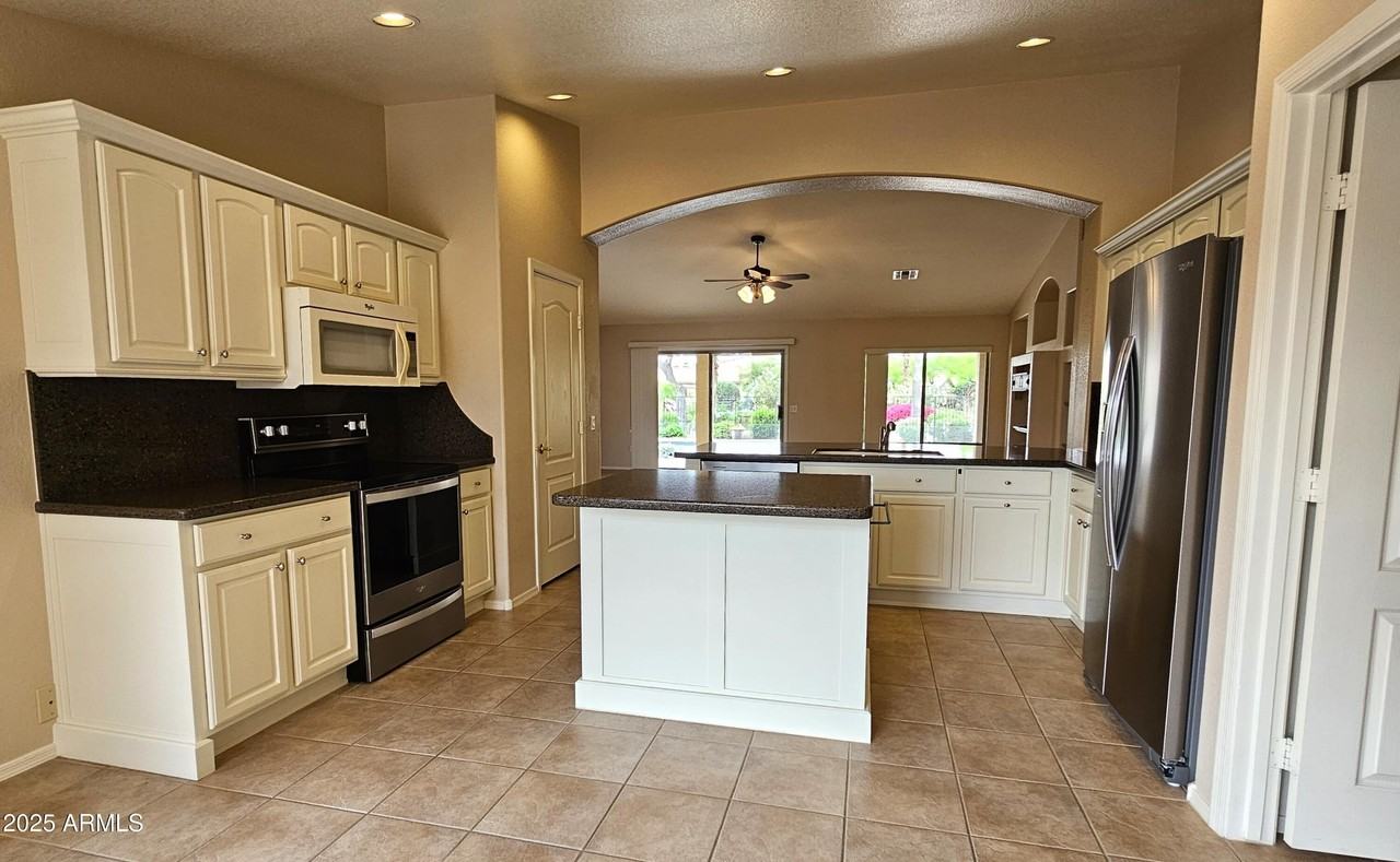 15973 W Sheila Ln - Photo 7 of 14