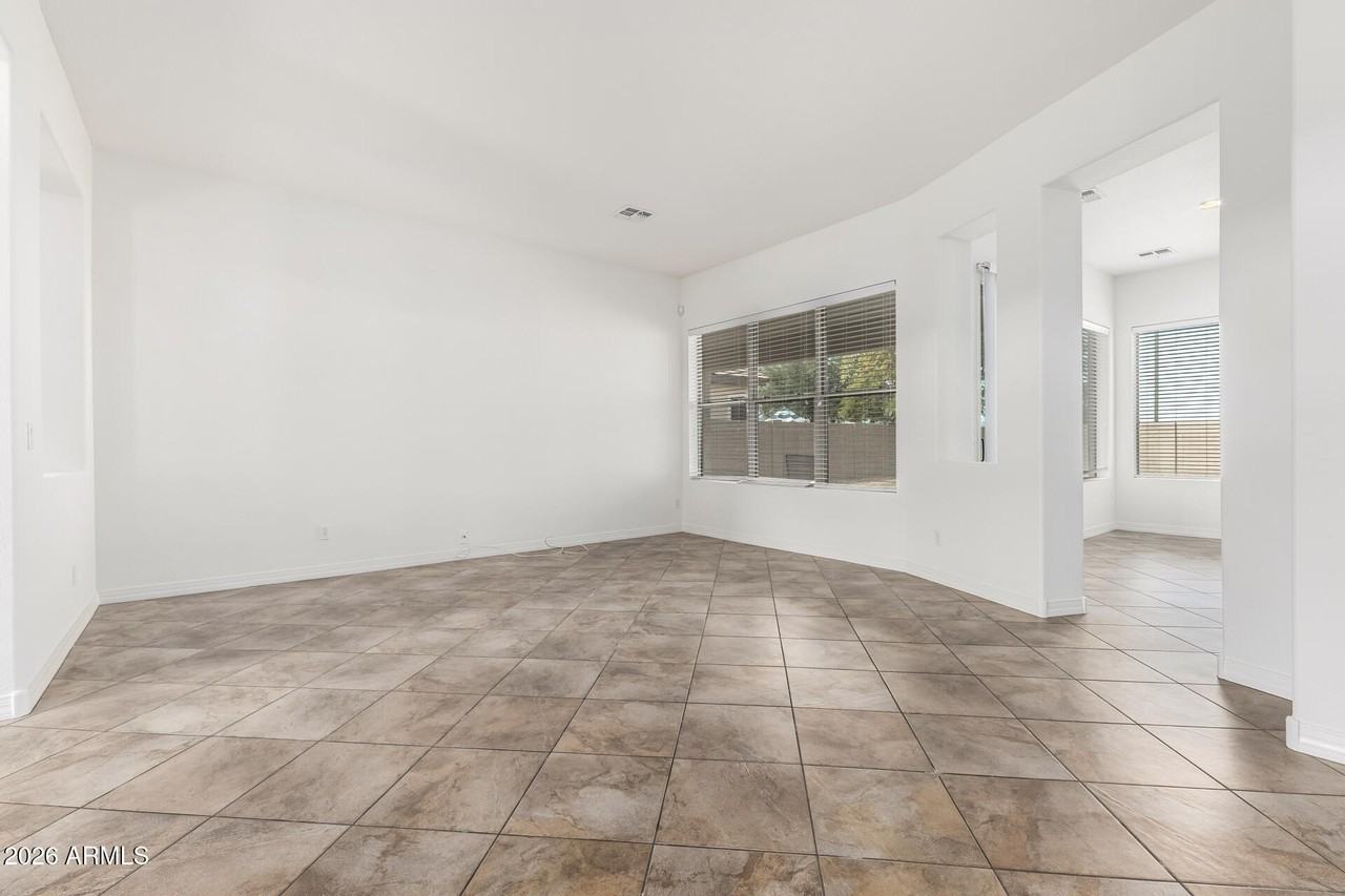 15468 W Coolidge St - Photo 6 of 36