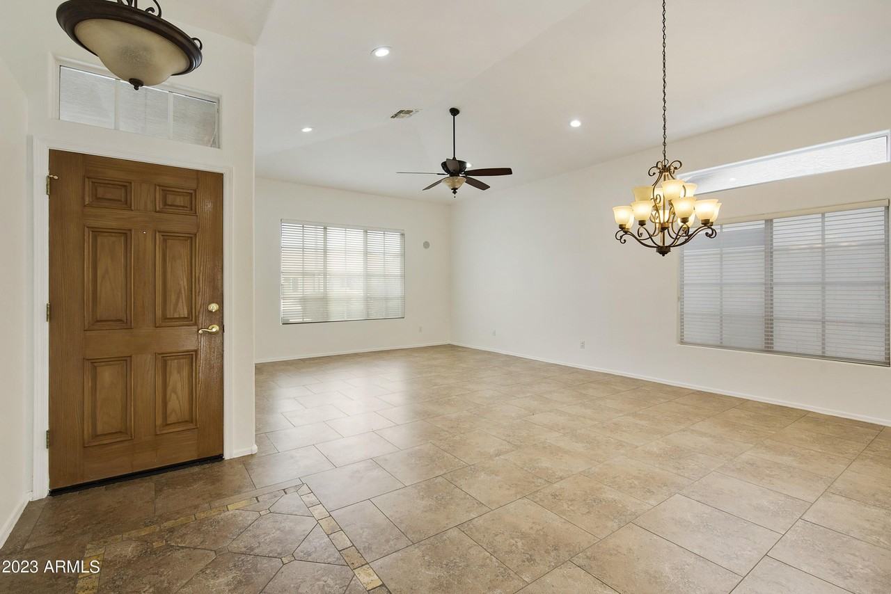 4611 E Fernwood Ct - Photo 4 of 37