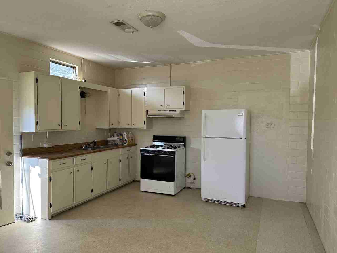 578 E Avenue L - Photo 2 of 5