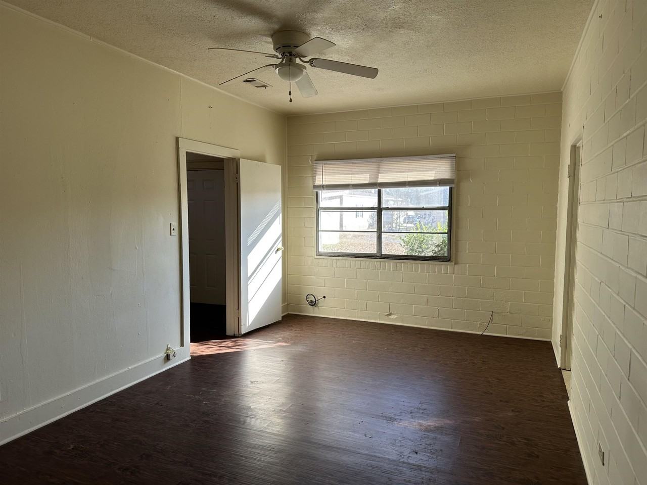 578 E Avenue L - Photo 3 of 5