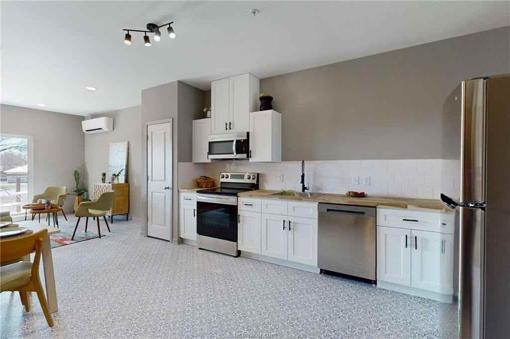 101 W 33rd St #202 - Photo 5 of 18