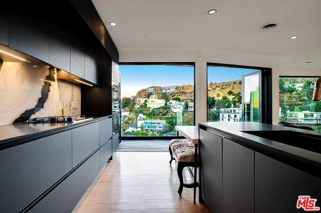 8560 Franklin Ave - Photo 4 of 18