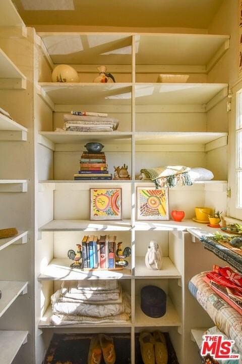 8437 Waring Ave - Photo 5 of 19