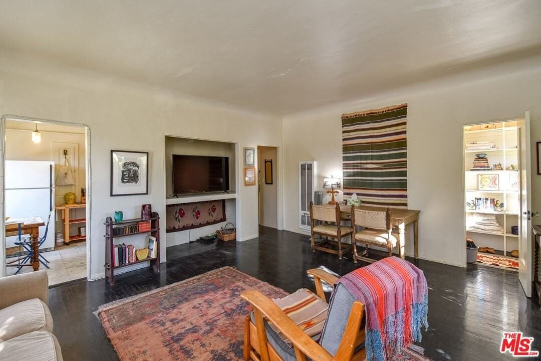 8437 Waring Ave - Photo 6 of 19