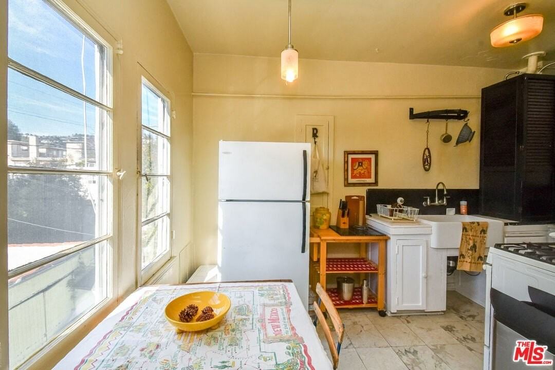 8437 Waring Ave - Photo 7 of 19